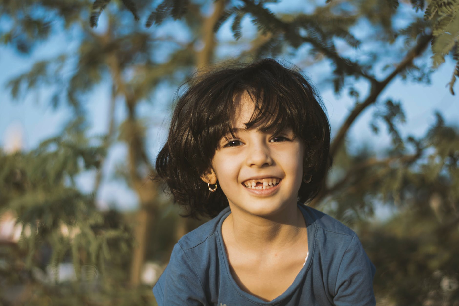 shallow focus photography of girl wearing blue shirt